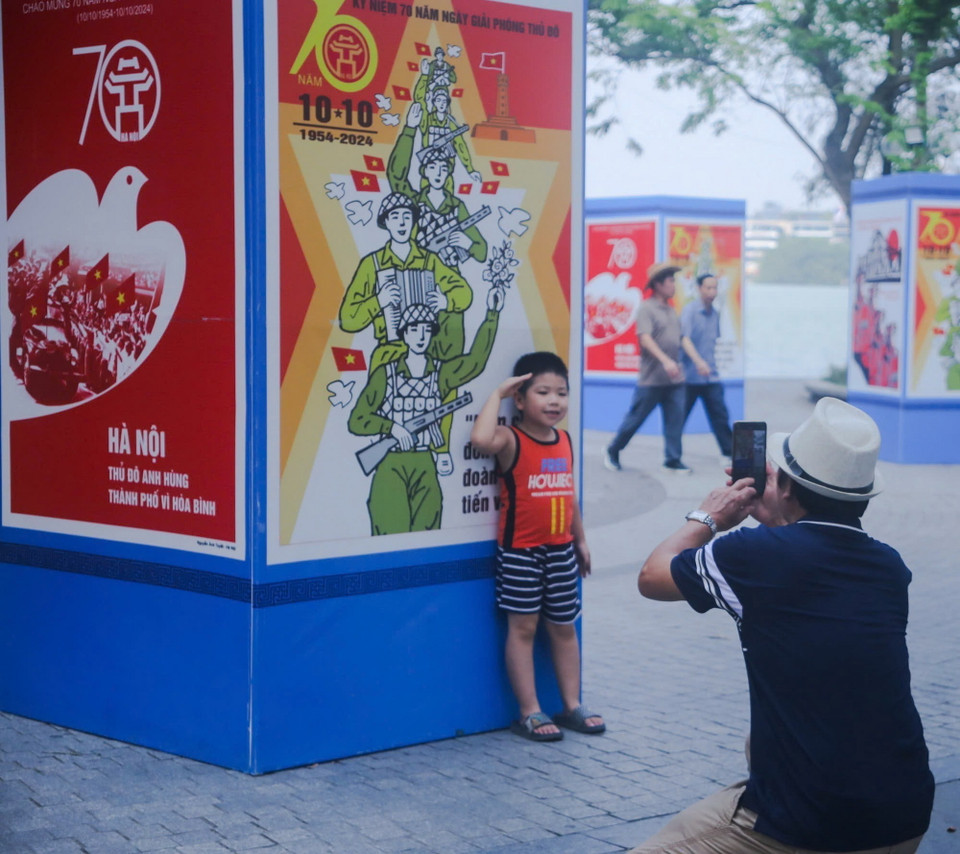 Lưu giữ hình ảnh trong những ngày tháng 10 lịch sử. (Ảnh: Quỳnh Anh/TTXVN phát)