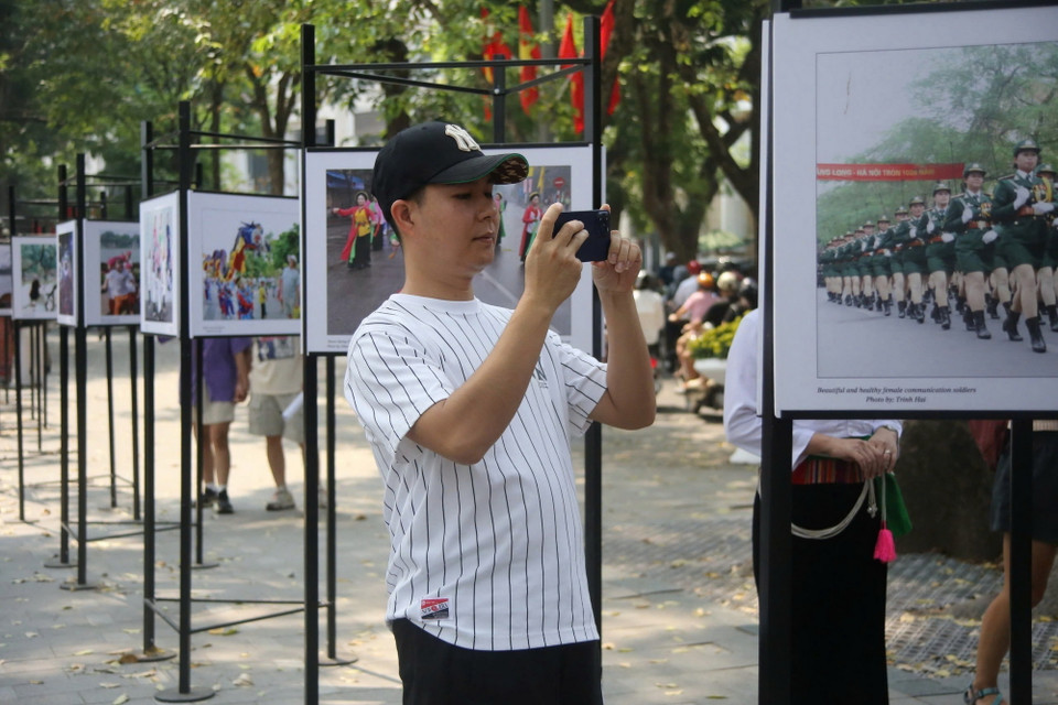 Nhiều hình ảnh đẹp về Hà Nội được trưng bày tại hồ Hoàn Kiếm. (Ảnh: Phương Thảo/TTXVN phát)