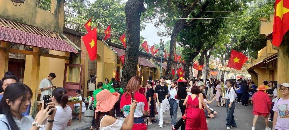 Người dân tập trung khá đông tại khu vực phố bích họa Phùng Hưng trong ngày 10/10. (Ảnh: Phương Anh/TTXVN phát)