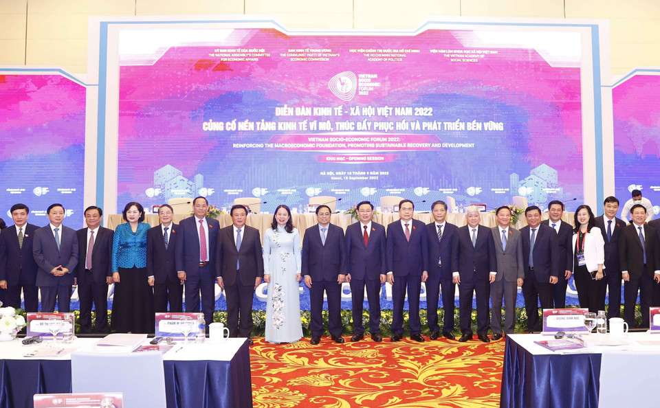 Thủ tướng Phạm Minh Chính, Chủ tịch Quốc hội Vương Đình Huệ với đại biểu dự diễn đàn. (Ảnh: Doãn Tấn/TTXVN)