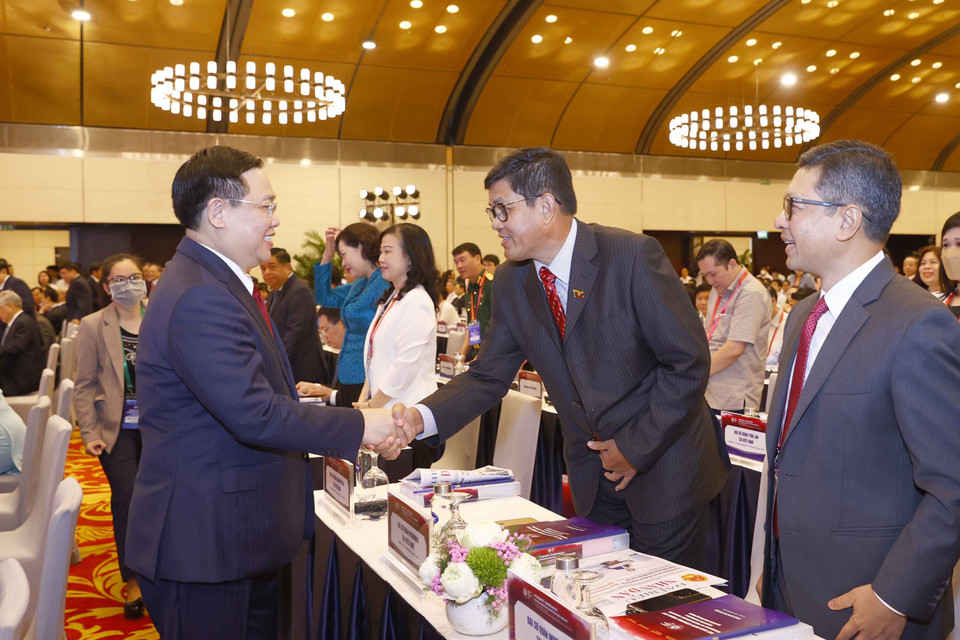 Chủ tịch Quốc hội Vương Đình Huệ với đại biểu dự diễn đàn.(Ảnh: Doãn Tấn/TTXVN)