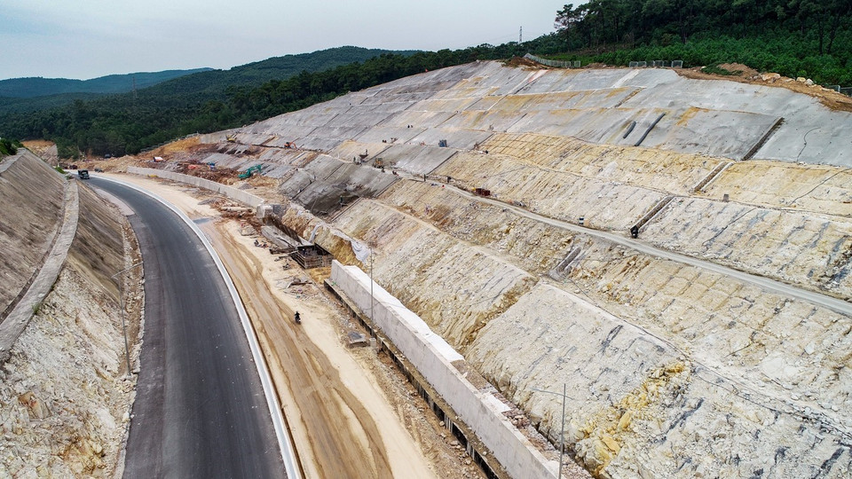 Tuyến cao tốc có chiều rộng nền đường 24,5m, tốc độ tối đa 100 km/giờ với kinh phí đầu tư khoảng 12.000 tỷ đồng theo hình thức BOT. (Ảnh: Trung Nguyên/TTXVN)