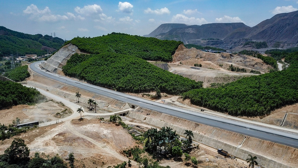  Cao tốc Hạ Long-Vân Đồn đã hoàn thành thi công thảm lớp nhựa polyme mặt đường. (Ảnh: Trung Nguyên/TTXVN)