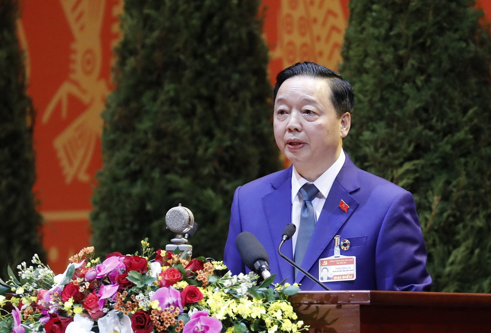 Đồng chí Trần Hồng Hà, Ủy viên Trung ương Đảng, Bộ trưởng Bộ Tài nguyên và Môi trường trình bày tham luận. (Ảnh: TTXVN)