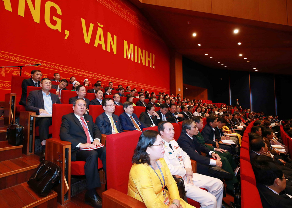 Đoàn đại biểu Đảng bộ tỉnh Bình Dương dự phiên họp chiều 27/1, ngày làm việc chính thức thứ hai của Đại hội XIII. (Ảnh: TTXVN)