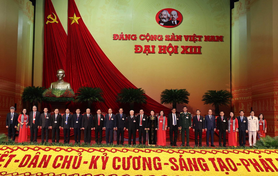 Các đồng chí lãnh đạo Đảng, Nhà nước chụp ảnh chung với Đoàn đại biểu Đảng bộ tỉnh Bến Tre. (Ảnh: TTXVN)