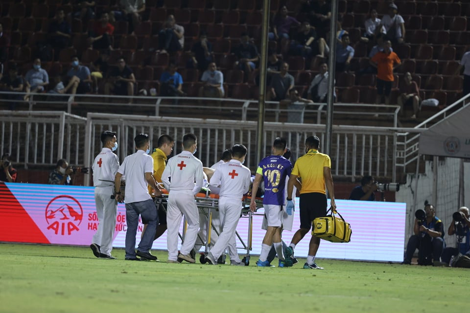 ...trước khi được đưa ra sân bằng cáng. (Ảnh: Hải An/Vietnam+)