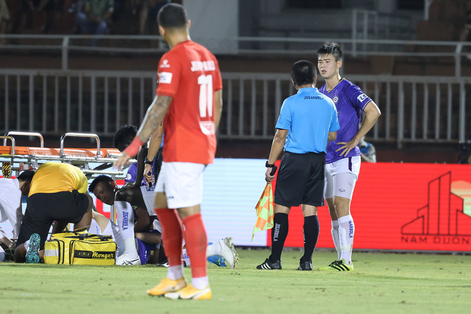 Hùng Dũng đã dính chấn thương nặng sau pha vào bóng nguy hiểm của Ngô Hoàng Thịnh ở phút 29. (Ảnh: Hải An/Vietnam+)