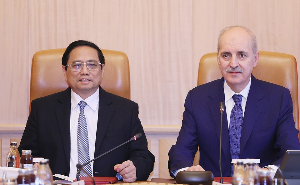 Thủ tướng Phạm Minh Chính hội kiến Chủ tịch Quốc hội Thổ Nhĩ Kỳ Numan Kurtulmus. (Ảnh: Dương Giang/TTXVN)