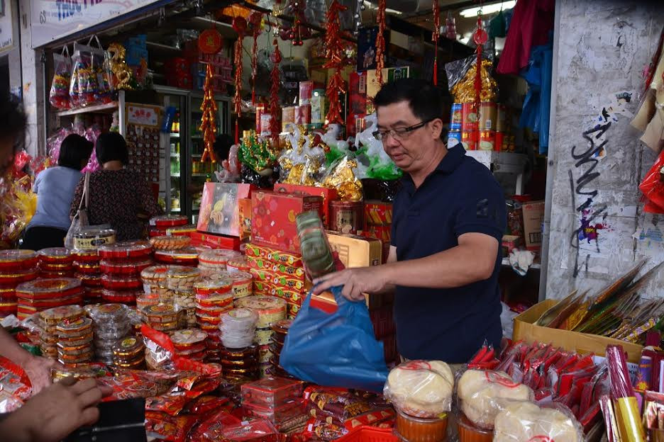 Người dân nô nức đi sắm Tết