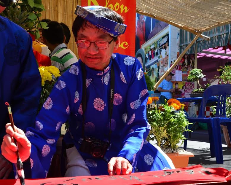 Ông đồ với bút nghiên, giấy đỏ tại chợ Tết ở Bankstown