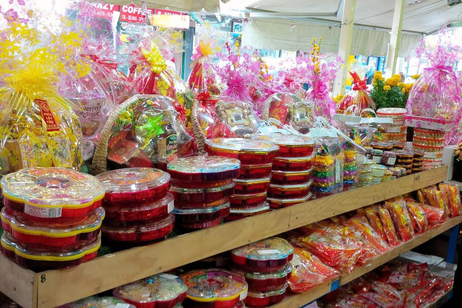 Nhiều mặt hàng Tết truyền thống được bày bán