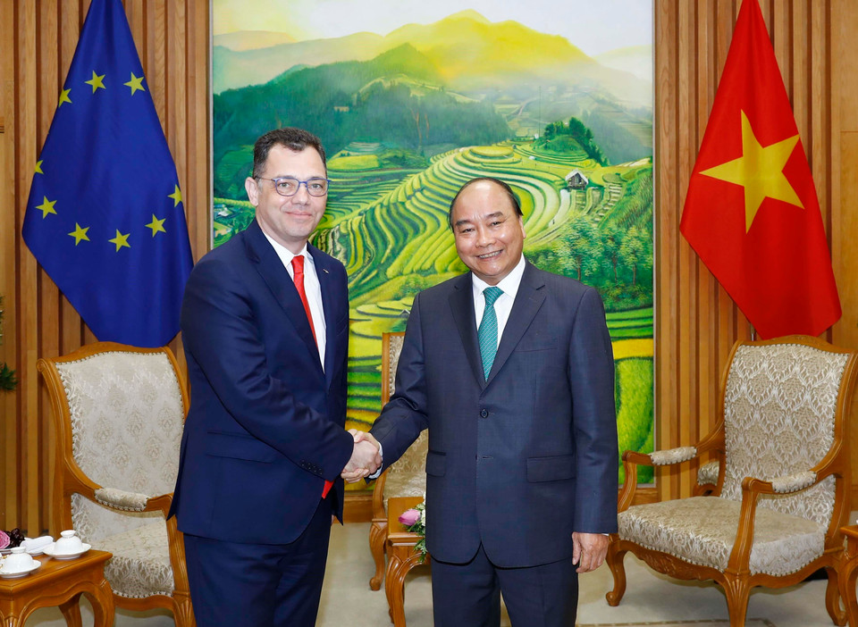 Thủ tướng Nguyễn Xuân Phúc tiếp Bộ trưởng Bộ Môi trường kinh doanh, Thương mại và doanh nghiệp Romania, Đại diện Hội đồng EU Stefan-Radu Oprea. (Ảnh: Thống Nhất/TTXVN)