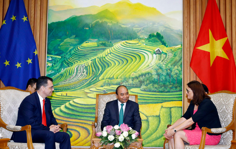 Thủ tướng Nguyễn Xuân Phúc tiếp Bộ trưởng Bộ Môi trường kinh doanh, Thương mại và doanh nghiệp Romania, Đại diện Hội đồng EU Stefan-Radu Oprea và bà Cecilia Malmetrom, Cao ủy Thương mại EU. (Ảnh: Thống Nhất/TTXVN)