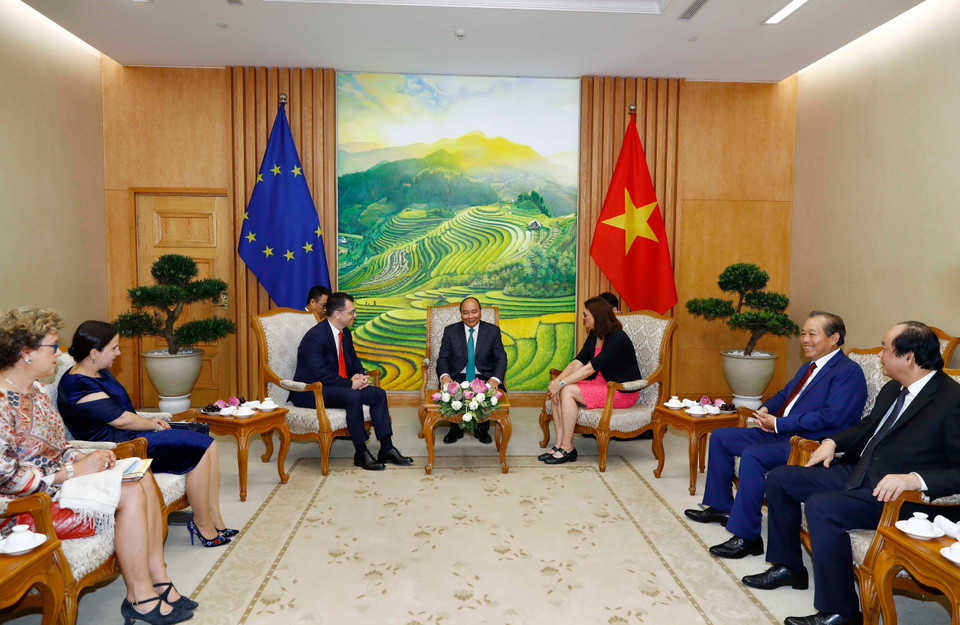Thủ tướng Nguyễn Xuân Phúc tiếp Bộ trưởng Bộ Môi trường kinh doanh, Thương mại và doanh nghiệp Romania, Đại diện Hội đồng EU Stefan-Radu Oprea và bà Cecilia Malmetrom, Cao ủy Thương mại EU. (Ảnh: Thống Nhất/TTXVN)