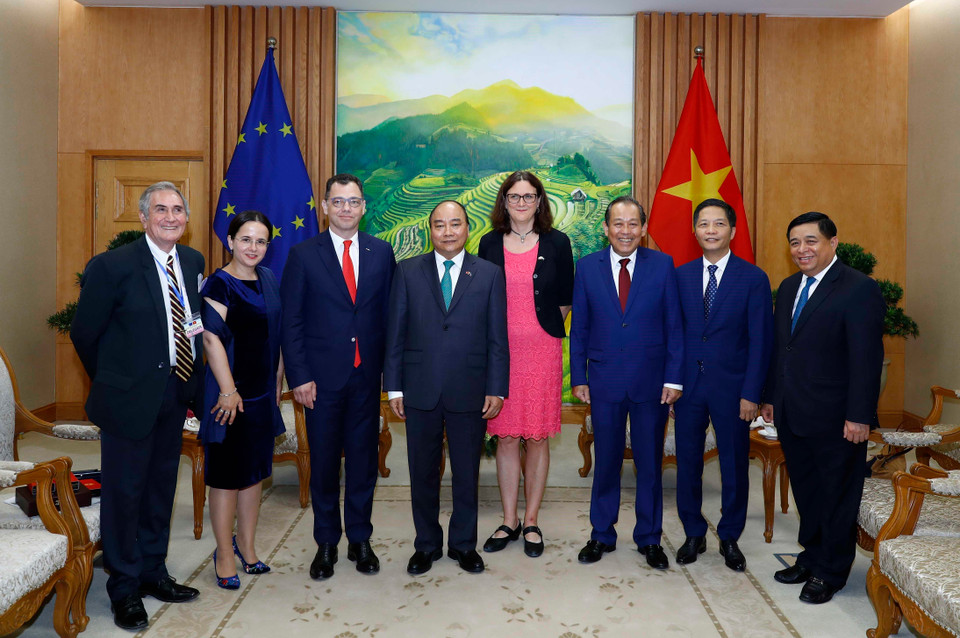 Thủ tướng Nguyễn Xuân Phúc chụp ảnh lưu niệm cùng Bộ trưởng Bộ Môi trường kinh doanh, Thương mại và doanh nghiệp Romania, Đại diện Hội đồng EU Stefan-Radu Oprea và bà Cecilia Malmetrom, Cao ủy Thương mại EU. (Ảnh: Thống Nhất/TTXVN)