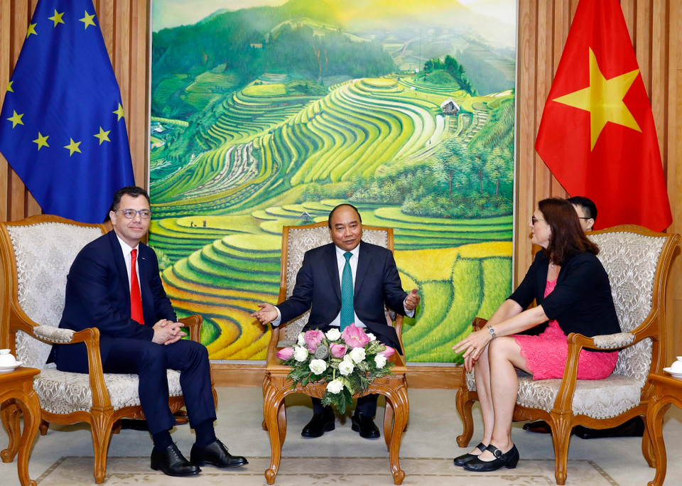 Thủ tướng Nguyễn Xuân Phúc tiếp Bộ trưởng Bộ Môi trường kinh doanh, Thương mại và doanh nghiệp Romania, Đại diện Hội đồng EU Stefan-Radu Oprea và bà Cecilia Malmetrom, Cao ủy Thương mại EU. (Ảnh: Thống Nhất/TTXVN)