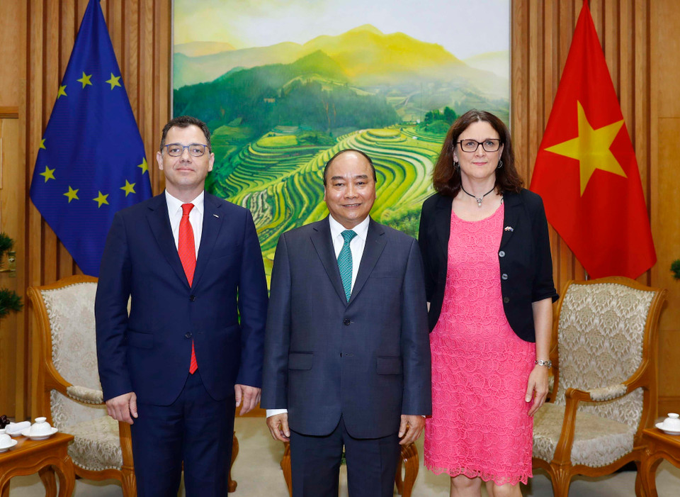 Thủ tướng Nguyễn Xuân Phúc tiếp Bộ trưởng Bộ Môi trường kinh doanh, Thương mại và doanh nghiệp Romania, Đại diện Hội đồng EU Stefan-Radu Oprea và bà Cecilia Malmetrom, Cao ủy Thương mại EU. (Ảnh: Thống Nhất/TTXVN)