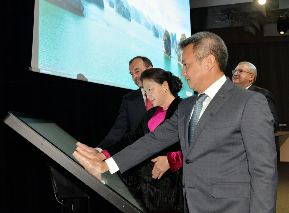 Chủ tịch Quốc hội Nguyễn Thị Kim Ngân chứng kiến lễ bàn giao máy bay cho Hãng hàng không Quốc gia Vietnam Airlines. (Ảnh: Trọng Đức/TTXVN)