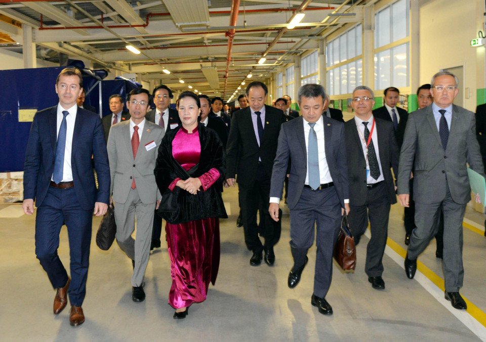 Chủ tịch Quốc hội Nguyễn Thị Kim Ngân thăm Nhà máy chế tạo và sản xuất máy bay Airbus.(Ảnh: Trọng Đức/TTXVN)