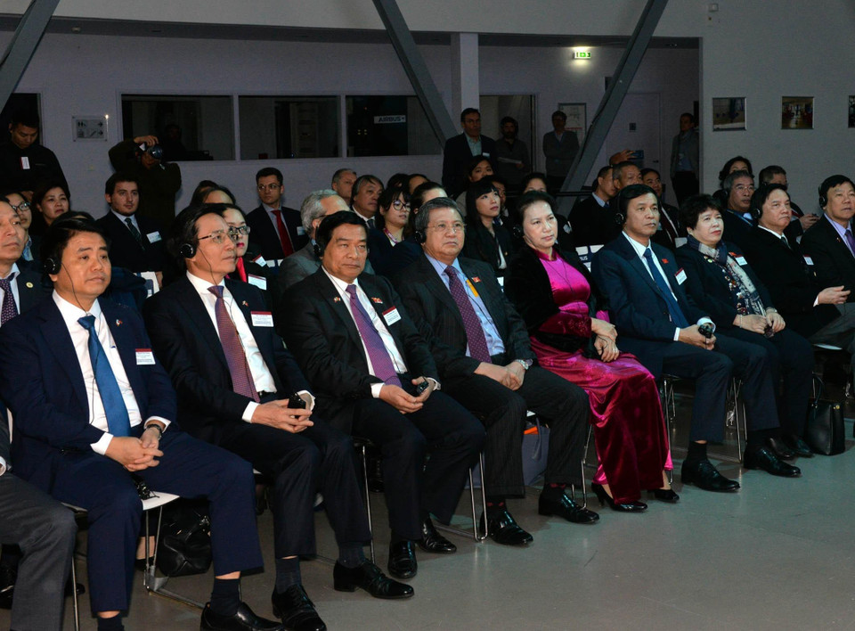 Chủ tịch Quốc hội Nguyễn Thị Kim Ngân chứng kiến lễ bàn giao máy bay cho Hãng hàng không Quốc gia Vietnam Airlines và kiến Hãng hàng không Vietjet. (Ảnh: Trọng Đức/TTXVN)