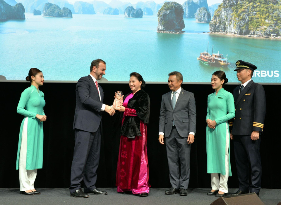 Chủ tịch Quốc hội Nguyễn Thị Kim Ngân chứng kiến lễ bàn giao máy bay cho Hãng hàng không Quốc gia Vietnam Airlines. (Ảnh: Trọng Đức/TTXVN)