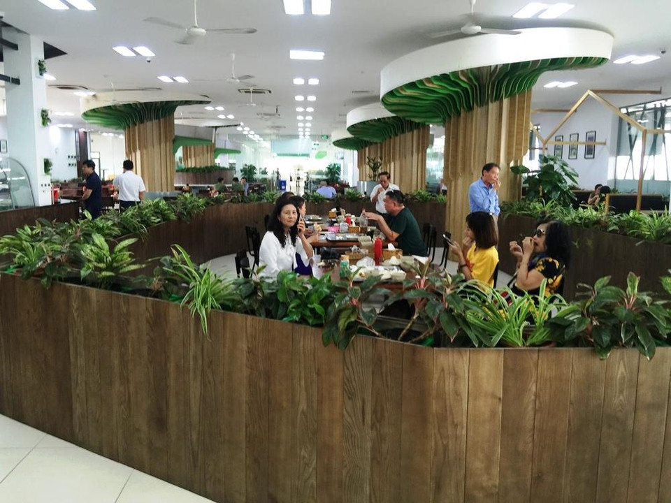 Không gian xanh ấn tượng của trạm dừng nghỉ giúp hành khách thư thái trên hành trình về Hải Phòng hay Quảng Ninh. (Ảnh: Việt Hùng/Vietnam+)