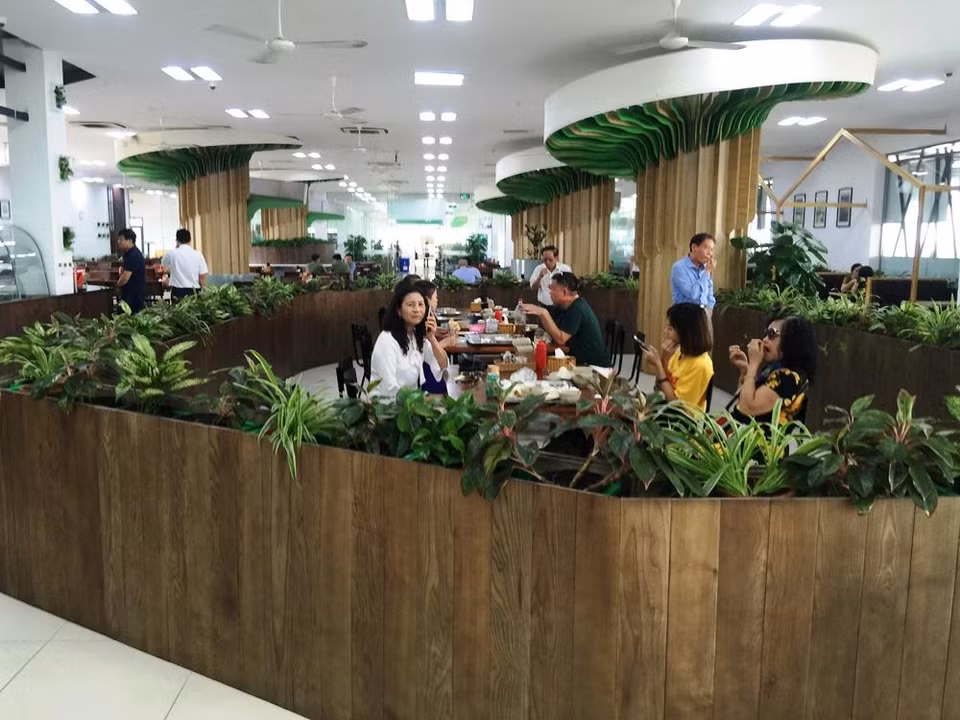 Không gian xanh ấn tượng của trạm dừng nghỉ giúp hành khách thư thái trên hành trình về Hải Phòng hay Quảng Ninh. (Ảnh: Việt Hùng/Vietnam+)
