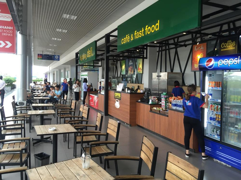 Khách hàng có thể dùng càphê, nước hoa quả... ngay tại sảnh trạm dừng nghỉ, kết hợp ngắm cảnh. (Ảnh: Việt Hùng/Vietnam+)