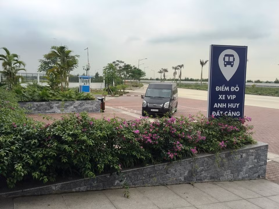 Trạm dừng nghỉ có làn đỗ xe dành riêng cho các xe Limousine của hãng vận tải chuyên tuyến Hải Phòng-Hà Nội và ngược lại. (Ảnh: Việt Hùng/Vietnam+)