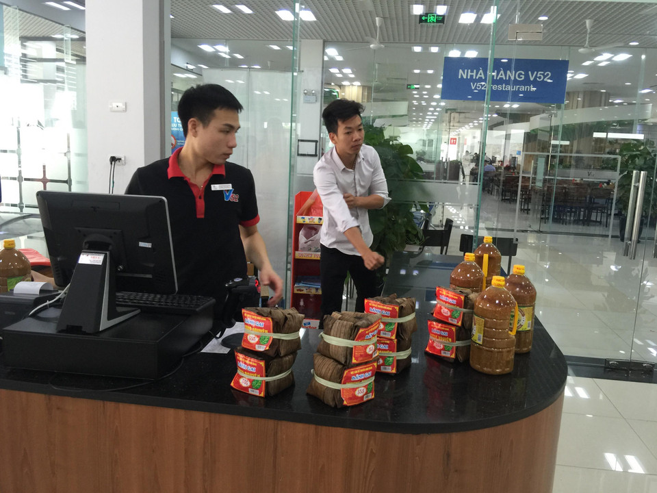 Đặc sản bánh gai, bánh đậu xanh, ổi Thanh Hà... được khá nhiều người khi dừng chân ở đây lựa chọn. (Ảnh: Việt Hùng/Vietnam+)