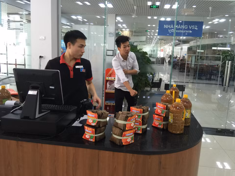 Đặc sản bánh gai, bánh đậu xanh, ổi Thanh Hà... được khá nhiều người khi dừng chân ở đây lựa chọn. (Ảnh: Việt Hùng/Vietnam+)