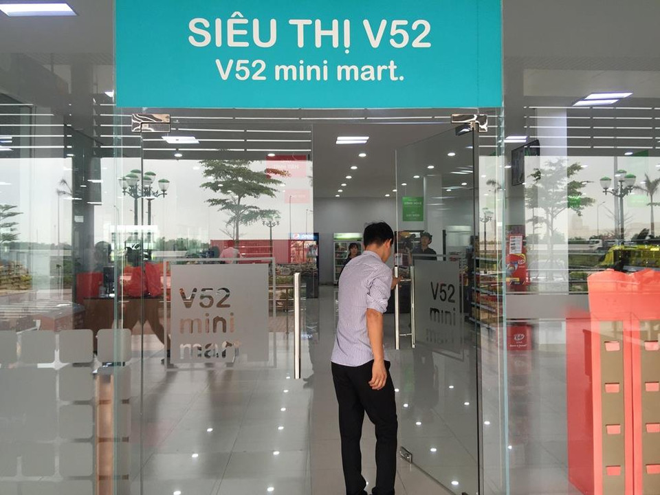 Có cả một siêu thị mini để khách thêm nhiều lựa chọn mua sắm. (Ảnh: Việt Hùng/Vietnam+)