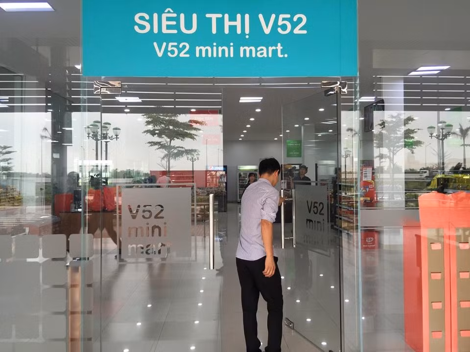 Có cả một siêu thị mini để khách thêm nhiều lựa chọn mua sắm. (Ảnh: Việt Hùng/Vietnam+)