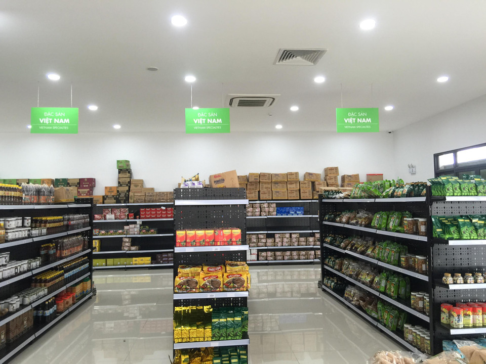 Siêu thị với nhiều sản phẩm đa dạng, bày bán các đặc sản vùng miền của Hải Dương, Hải Phòng. (Ảnh: Việt Hùng/Vietnam+)