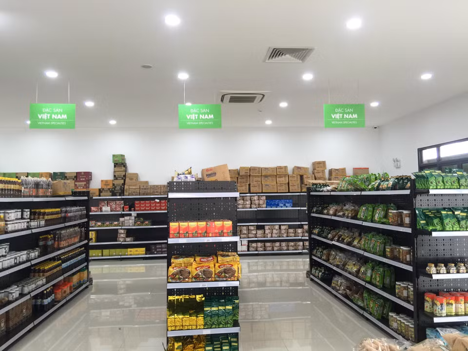 Siêu thị với nhiều sản phẩm đa dạng, bày bán các đặc sản vùng miền của Hải Dương, Hải Phòng. (Ảnh: Việt Hùng/Vietnam+)