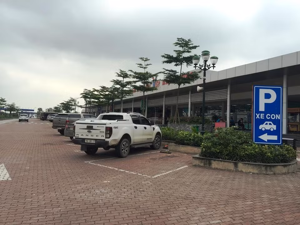 Trạm được thiết kế và xây dựng tiêu chuẩn cao, bãi đỗ xe rộng 1,5ha có thể phục vụ được 90 xe cỡ nhỏ (xe du lịch), 40 xe cỡ lớn (xe khách, xe bus) và 10 xe container. (Ảnh: Việt Hùng/Vietnam+)