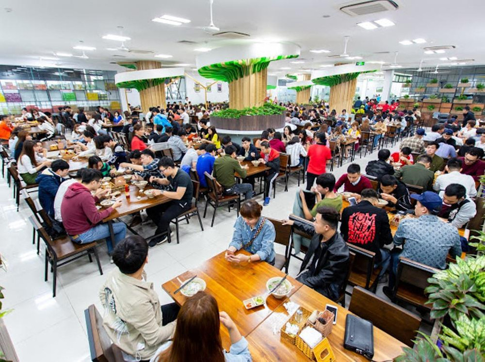 Đây là một trong những trạm dịch vụ lớn nhất Việt Nam, phục vụ các dịch vụ miễn phí như nhà vệ sinh, khu ngồi nghỉ, bãi đỗ xe cũng như các dịch vụ ăn uống, mua sắm cho hành khách lưu thông trên cao tốc. (Ảnh: Việt Hùng/Vietnam+)