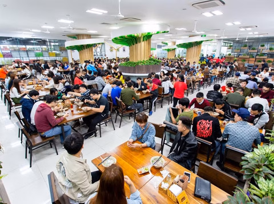 Đây là một trong những trạm dịch vụ lớn nhất Việt Nam, phục vụ các dịch vụ miễn phí như nhà vệ sinh, khu ngồi nghỉ, bãi đỗ xe cũng như các dịch vụ ăn uống, mua sắm cho hành khách lưu thông trên cao tốc. (Ảnh: Việt Hùng/Vietnam+)