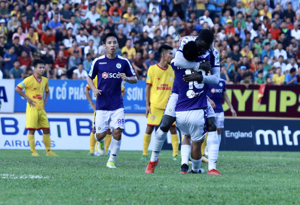 ...và ngay trước khi hiệp 1 khép lại, Pepe Omar dứt điểm ở tư thế trống trải giúp Hà Nội FC dẫn ngược 2-1. (Ảnh: Nguyên An/Vietam+)