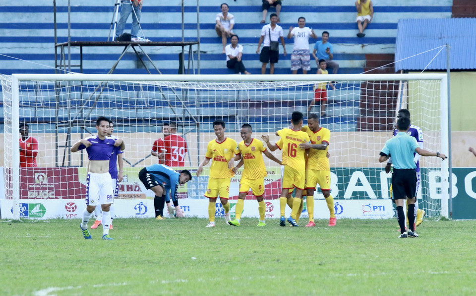 Phút 53, Nam Định triển khai tấn công mạch lạc và có được bàn gỡ hoà sau pha đánh đầu chuẩn của trung vệ Anh Quang, đưa tỷ số về vạch xuất phát. (Ảnh: Nguyên An/Vietam+)