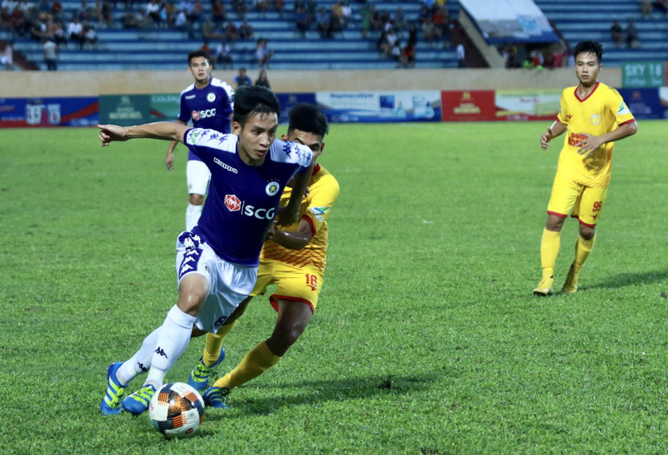 Sau bàn mở tỷ số, đội chủ nhà tiếp tục thi đấu tự tin và có những đường bóng tốt khiến khung thành Hà Nội FC gặp nguy hiểm. (Ảnh: Nguyên An/Vietam+)
