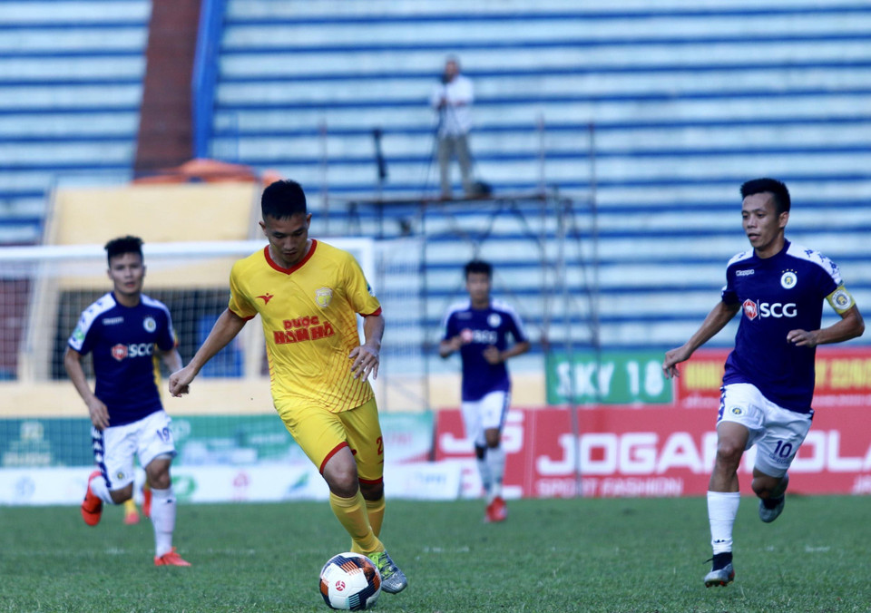 Được thi đấu trên sân nhà, Nam Định nhập cuộc hưng phấn và có bàn thắng sớm ngay từ phút thứ 3 nhờ công của Lê Sỹ Minh sau cú dứt điểm khó vào góc xa khung thành hạ gục thủ môn Văn Công. (Ảnh: Nguyên An/Vietam+)