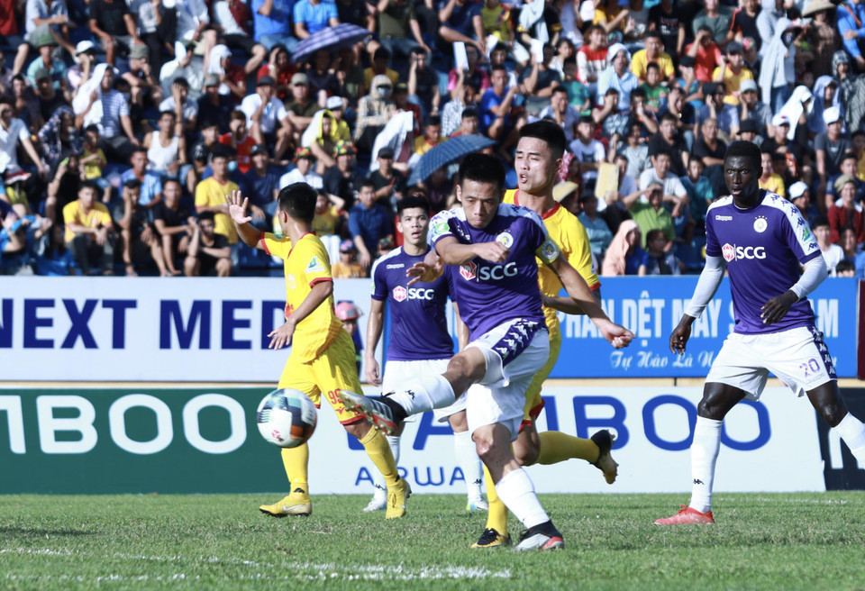 Tuy nhiên, Hà Nội FC một lần nữa cho thấy bản lĩnh của nhà đương kim vô địch V-League 2018. Văn Quyết thực hiện thành công quả phạt đền sau một tình huống hậu vệ Nam Định để bóng chạm tay trong vòng cấm ở phút 57. (Ảnh: Nguyên An/Vietam+)