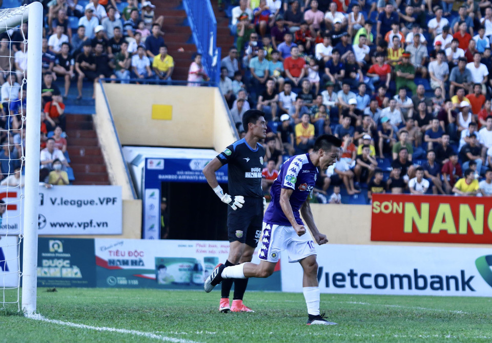 Tuy nhiên, Nam Định không thể giữ vững được thế trận, và để cho Hà Nội FC gỡ hòa 1-1 ở phút 41 sau pha dứt điểm bằng đầu của Văn Quyết. (Ảnh: Nguyên An/Vietam+)