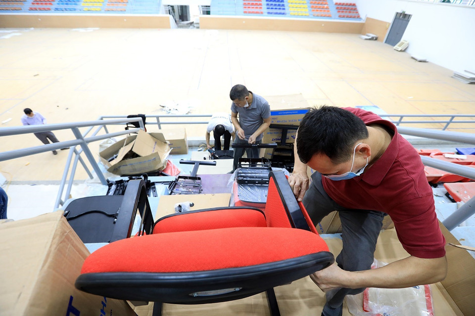 Các hạng mục đầu tư nâng cấp, sửa chữa phục vụ SEA Games 31 tại nhà thi đấu Sóc Sơn đang được khẩn trương tiến hành thi công. (Ảnh: Tuấn Anh/TTXVN)