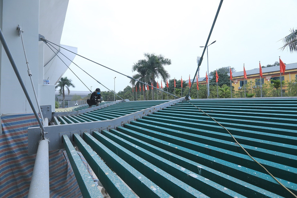 Mái vòm nhà thi đấu Sóc Sơn đang được khẩn trương tiến hành sơn sửa lại. (Ảnh: Tuấn Anh/TTXVN)