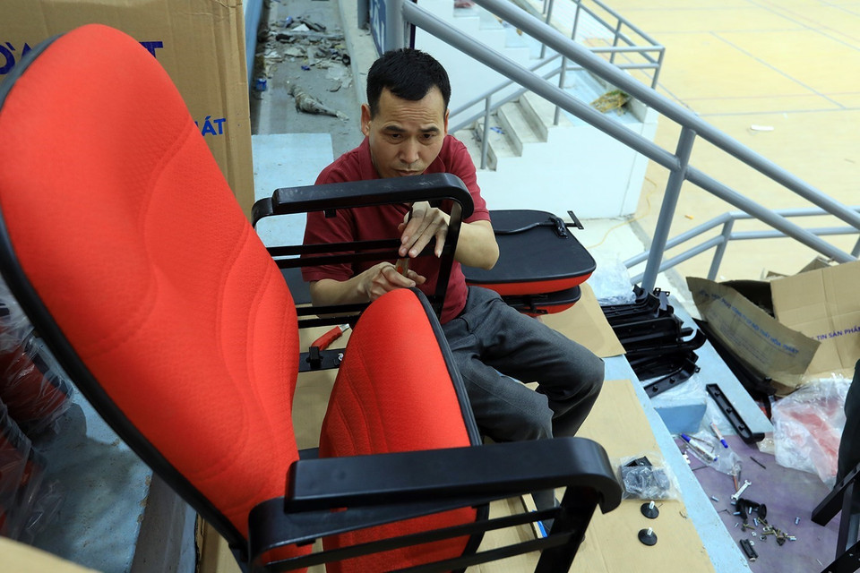 Ghế ngồi dành cho đại biểu được công nhân khẩn trương lắp ráp. (Ảnh: Tuấn Anh/TTXVN)