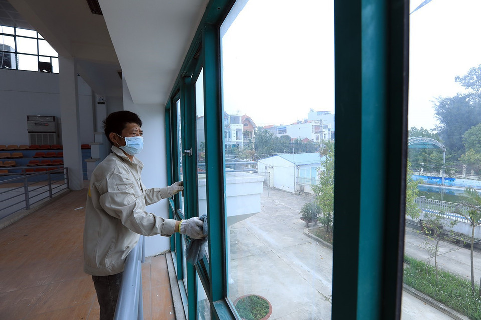 Hệ thống kính trong nhà thi đấu được lau chùi sạch sẽ. (Ảnh: Tuấn Anh/TTXVN)