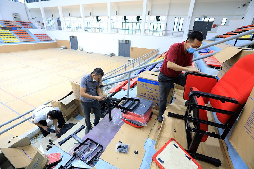 Ghế ngồi dành cho đại biểu được các công nhân khẩn trương lắp ráp. (Ảnh: Tuấn Anh/TTXVN)